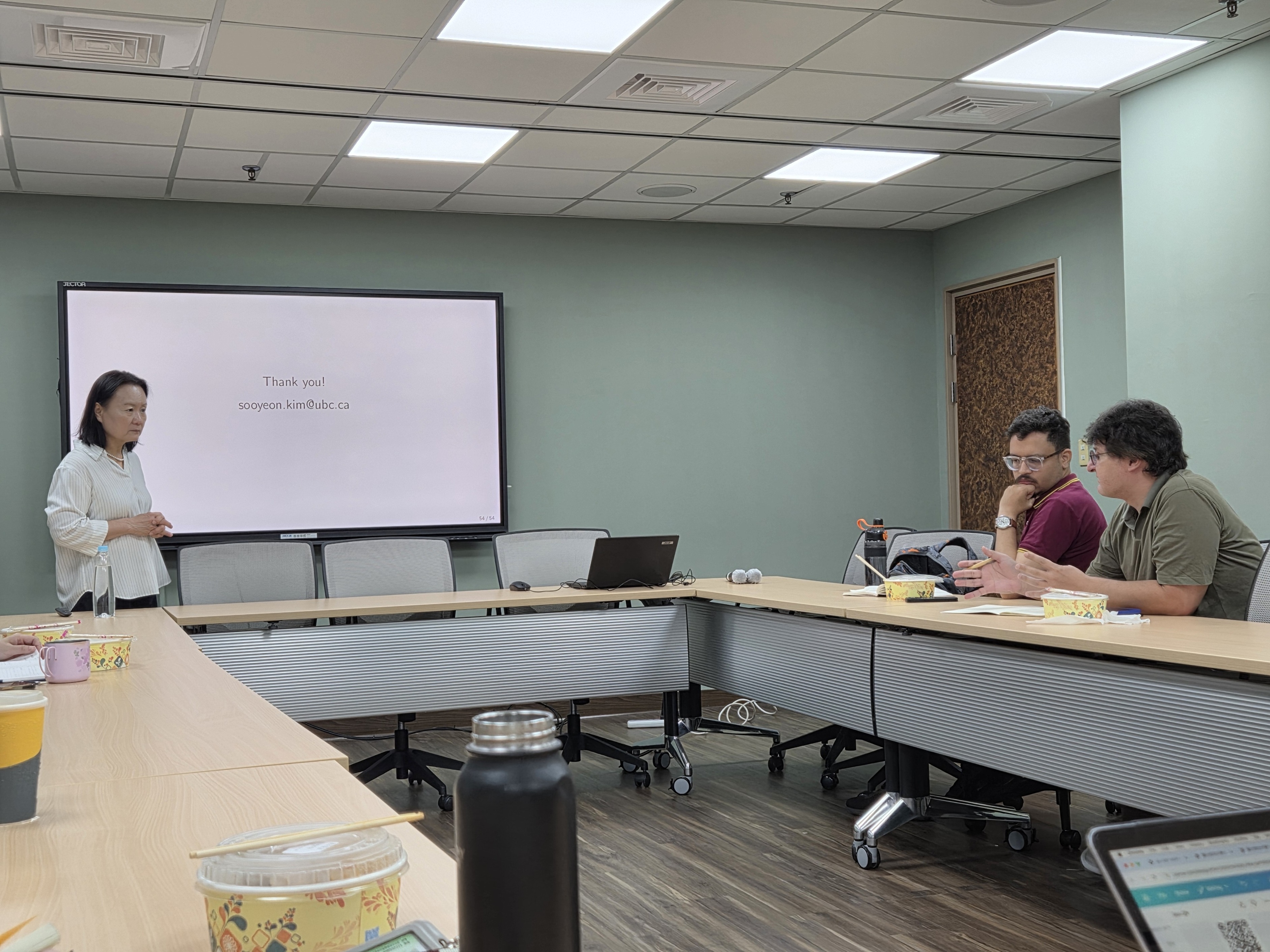 Dr. Soo Yeon Kim led a comprehensive discussion and engaged students in an interactive lecture filled with thoughtful dialogue and active participation.